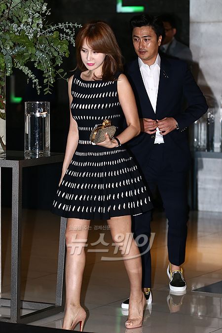 안전환, 이혜원 부부가 27일 오후 서울 광진구 광장동 쉐라톤 그랜드 워커힐 호텔에서 진행되는 축구 선수 박지성과 전 SBS 아나운서 김민지 결혼식에 참석해 포토타임을 갖고 있다. 사진=이수길 기자 leo2004@newsway.co.kr