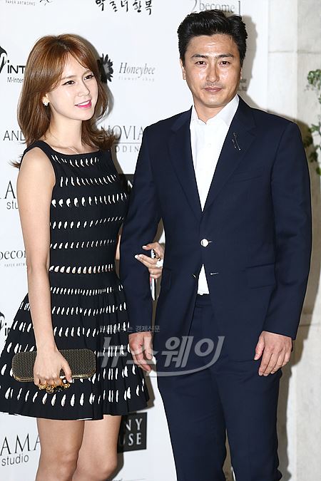 안정환,이혜원 부부가 27일 오후 서울 광진구 광장동 쉐라톤 그랜드 워커힐 호텔에서 진행되는 축구 선수 박지성과 전 SBS 아나운서 김민지 결혼식에 참석해 포토타임을 갖고 있다. 사진=이수길 기자 leo2004@newsway.co.kr