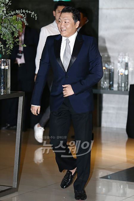 싸이가 27일 오후 서울 광진구 광장동 쉐라톤 그랜드 워커힐 호텔에서 진행되는 축구 선수 박지성과 전 SBS 아나운서 김민지 결혼식에 참석했다. 사진=이수길 기자 leo2004@newsway.co.kr
