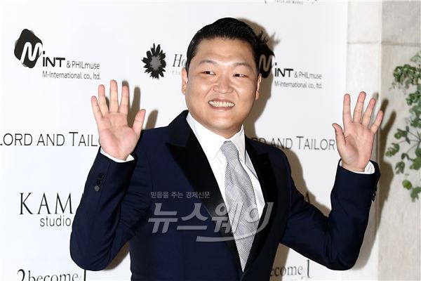 싸이가 27일 오후 서울 광진구 광장동 쉐라톤 그랜드 워커힐 호텔에서 진행되는 축구 선수 박지성과 전 SBS 아나운서 김민지 결혼식에 참석해 포토타임을 갖고 있다. 사진=이수길 기자 leo2004@newsway.co.kr