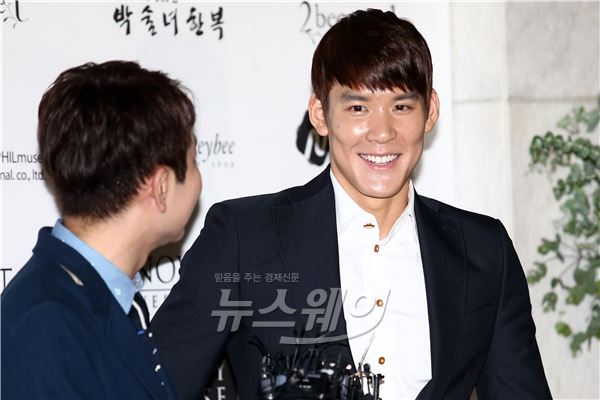 박태환이 27일 오후 서울 광진구 광장동 쉐라톤 그랜드 워커힐 호텔에서 진행되는 축구 선수 박지성과 전 SBS 아나운서 김민지 결혼식에 참석해 포토타임을 갖고 있다. 사진=이수길 기자 leo2004@newsway.co.kr