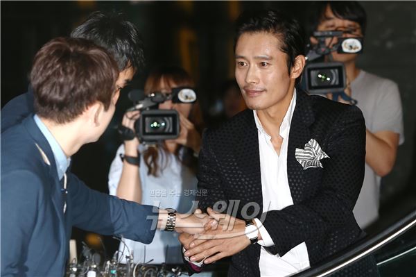 이병헌이 27일 오후 서울 광진구 광장동 쉐라톤 그랜드 워커힐 호텔에서 진행되는 축구 선수 박지성과 전 SBS 아나운서 김민지 결혼식에 참석해 포토타임을 갖고 있다. 사진=이수길 기자 leo2004@newsway.co.kr