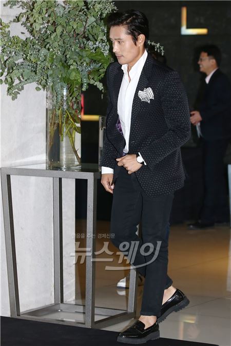 이병헌이 27일 오후 서울 광진구 광장동 쉐라톤 그랜드 워커힐 호텔에서 진행되는 축구 선수 박지성과 전 SBS 아나운서 김민지 결혼식에 참석해 포토타임을 갖고 있다. 사진=이수길 기자 leo2004@newsway.co.kr