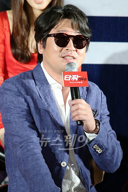타짜2 배우 김윤석이 29일 오전 서울 광진구 건대 CGV에서 열린 영화 ‘타짜2-신의 손’제작 발표회에 참석해 질의응답 시간을 갖고 있다. 사진=이수길기자 leo2004@newsway.co.kr