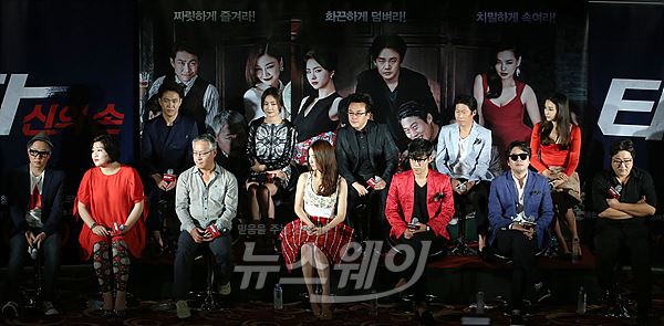타짜2 강형철 감독과 배우 오정세, 이경영, 고수희, 박효주, 최승현, 신세경, 김인권, 유해진, 이하늬, 김윤석, 곽도원이 29일 오전 서울 광진구 건대 CGV에서 열린 영화 ‘타짜2-신의 손’제작 발표회에 참석해 질의응답 시간을 갖고 있다. 사진=이수길기자 leo2004@newsway.co.kr