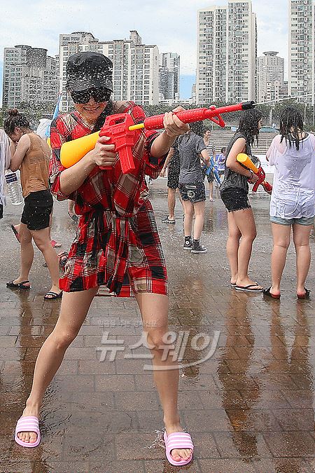 서울 경기 대구 등 대부분의 지역에 폭염경보가 발령된 1일 오후 서울 광진구 자양동 뚝섬한강공원에서 진행된 ‘한강 2014 스플래시 게임’에서 시민들이 물총놀이를 즐기고 있다. 사진=이수길기자 leo2004@newsway.co.kr