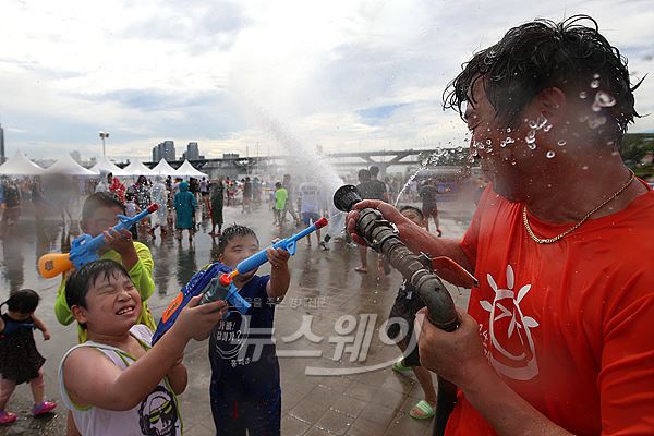 서울 경기 대구 등 대부분의 지역에 폭염경보가 발령된 1일 오후 서울 광진구 자양동 뚝섬한강공원에서 진행된 ‘한강 2014 스플래시 게임’에서 시민들이 물총놀이를 즐기고 있다. 사진=이수길기자 leo2004@newsway.co.kr