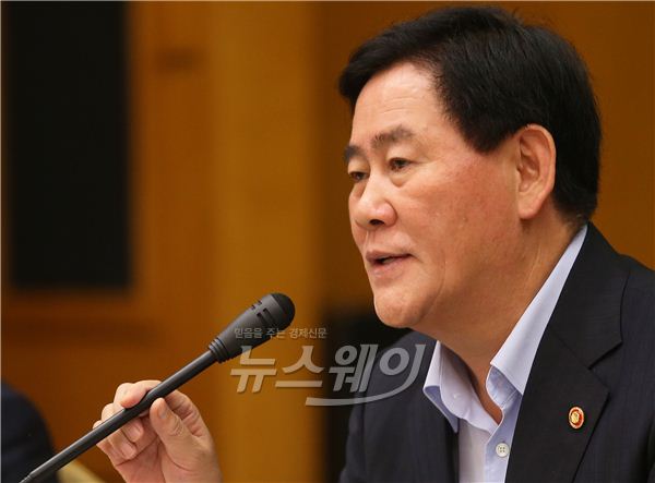 최경환 경제부총리 겸 기획재정부 장관이 6일 오후 서울 은행회관에서 열린 제47차 세제발전심의위원회에 참석해 모두발언을 하고 있다. 사진=김동민 기자 life@newsway.co.kr