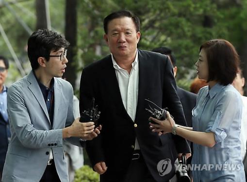 검찰에 출석하는 박상은 새누리당 의원 사진=연합뉴스 제공