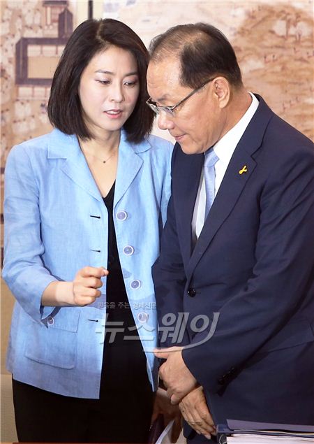 황우여 사회부총리 겸 교육부 장관의 인사청문회가 7일 오전 국회 교육문화체육관광위원회에서 열렸다. 황우여 후보자(오른쪽)와 신의진 새누리당 의원이 인사청문회에 앞서 대화를 나누고 있다. 사진=김동민 기자 life@newsway.co.kr