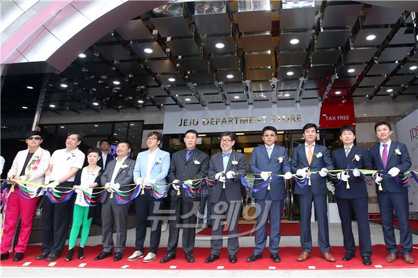 8일 오전 제주 연동에 위치한 ‘JDS 사후 면세점’이 오픈행사를 갖고 리본 컷팅식을 하고 있다. 사진=이수길기자 leo2004@newsway.co.kr