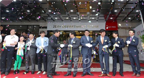 8일 오전 제주 연동에 위치한 ‘JDS 사후 면세점’이 오픈행사를 갖고 있다. 사진=이수길기자 leo2004@newsway.co.kr