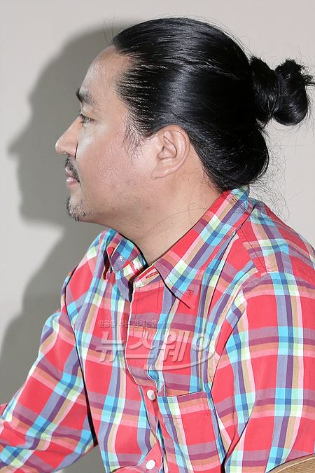 지난달 30일 개봉하며 매일 흥행 신기록을 기록하고 있는 영화 ‘명량’의 김한민 감독이 지난달 24일 오후 서울 삼청동의 한 카페에서 뉴스웨이 인터뷰에 앞서 포즈를 취하고 있다. 사진=이수길 기자 leo2004@newsway.co.kr