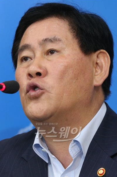 제6차 무역투자진흥회의 ‘내수기업의 수출기업화 촉진대책’ 관계부처 합동 발표가 12일 오후 정부서울청사 합동브리핑룸에서 열렸다. 최경환 경제부총리 겸 기획재정부 장관이 무투회의 사후브리핑을 하고 있다. 사진=김동민 기자 life@newsway.co.kr
