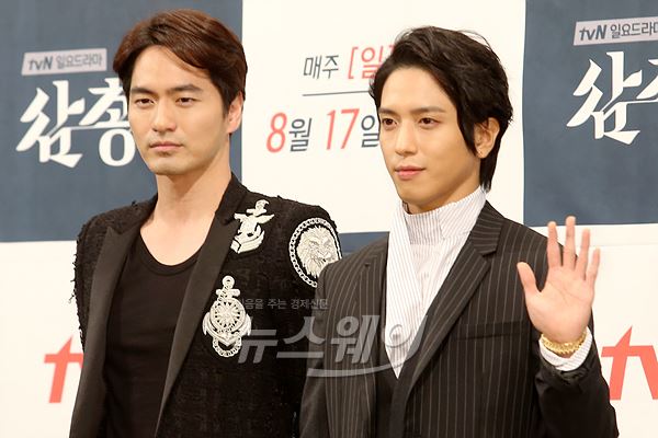 배우 정용화, 이진욱이 12일 오후 서울 강남구 논현동 임피리얼팰리스서울에서 열린 tvN 새 드라마 ‘삼총사’ 제작발표회에 참석해 포토타임을 갖고 있다. 사진=이수길 기자 leo2004@newsway.co.kr