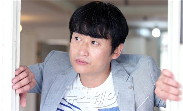 13일 개봉하는 영화 ‘해무(감독 심성보)’에서 ‘경구’ 역을 맡은 배우 유승목이 12일 오후 서울 삼청동의 한 카페에서 뉴스웨이 인터뷰에 앞서 포즈를 취하고 있다. 사진=김동민 기자 life@newsway.co.kr