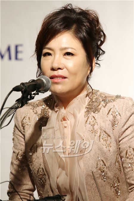 ‘엔카의 여왕’ 가수 김연자가 14일 오전 서울 서초구 더 리버사이드호텔에서 열린 ‘김연자 40주년 기자간담회’에서 인사말을 하고 있다. 사진=이수길 기자 leo2004@newsway.co.kr