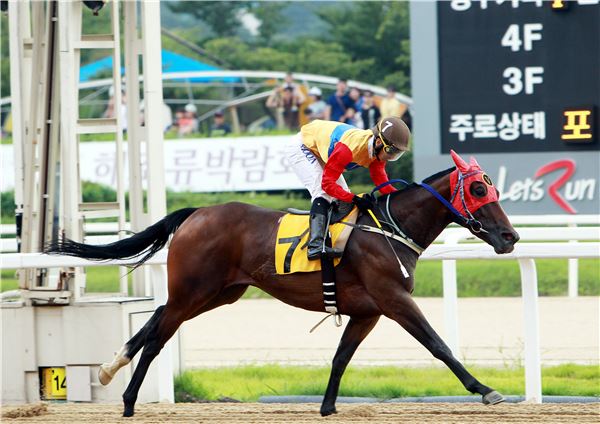 1000승을 달성한 문세영 기수. 