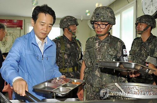 남경필 경기도지사가 지난 달 취임 후 파주지역 남방한계선 인근 전방부대를 방문했다. 하지만 남경필 아들은 중부전선 군부대서 후임병을 가혹행위를 한 것으로 알려져 파문이 커지고 있다. 사진=연합뉴스 제공