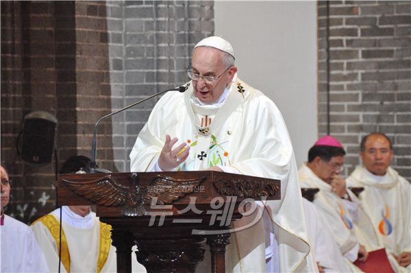 프란치스코 교황은 바티칸으로 출국에 앞서 18일 서울 명동 성당에서 ‘평화와 화해를 위한 미사’를 진행했다. 미사에는 천주교 신자들뿐 아니라 교황이 특별히 초대한 이들도 동참했다. 사진=교황방한위원회 제공