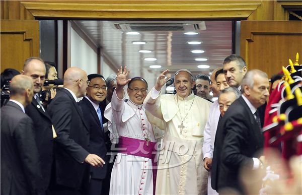 4박 5일간 방한 일정을 끝내고 18일 오후 바티칸으로 출국하는 프란치스코 교황. 사진=교황방한위원회 제공
