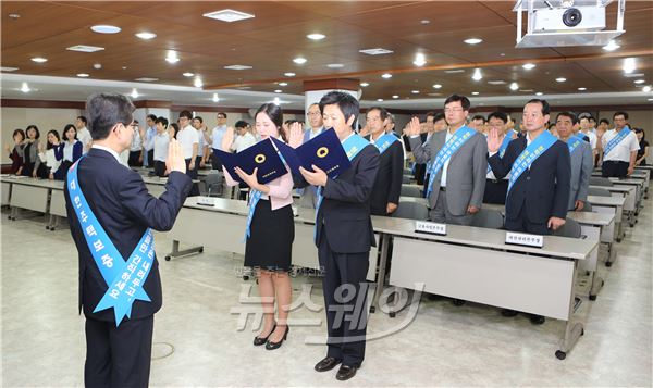 김선규 대한주택보증 사장(전면 좌측)과 임직원들이 윤리실천을 다짐하는 선서를 하고 있다. 사진=대주보 제공