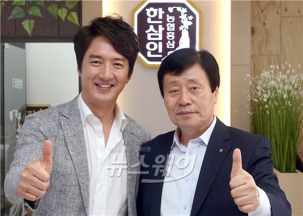 농협홍삼 한삼인 해피카페 오픈 행사가 22일 오후 서울 강남구 대치동 도곡로에 위치한 해피카페 1호점에서 열렸다. 해피카페 1호점 사장이자 배우 정준호와 정의원 농협홍삼 마케팅전략 본부장(오른쪽)이 해피카페 1호점에서 기념 촬영을 하고 있다. 사진=김동민 기자 life@newsway.co.kr<br />
<br />
,