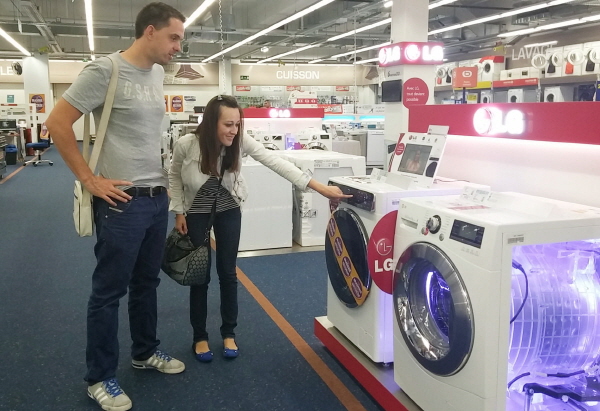 프랑스 파리 시내 전자매장을 찾은 고객들이 LG 드럼세탁기 신제품을 둘러보고 있다. 사진=LG전자 제공