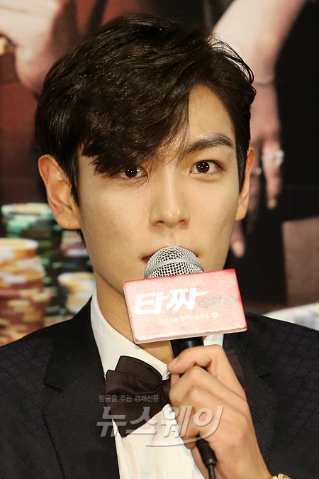 타짜2 배우 최승현이 25일 오후 서울 광진구 롯데시네마 건대에서 열린 영화 ‘타짜2-신의 손’언론시사회에 참석해 질의응답 시간을 갖고 있다. 사진=이수길기자 leo2004@newsway.co.kr