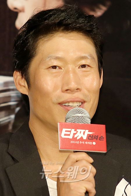 타짜2 배우 유해진이 25일 오후 서울 광진구 롯데시네마 건대에서 열린 영화 ‘타짜2-신의 손’언론시사회에 참석해 질의응답 시간을 갖고 있다. 사진=이수길기자 leo2004@newsway.co.kr