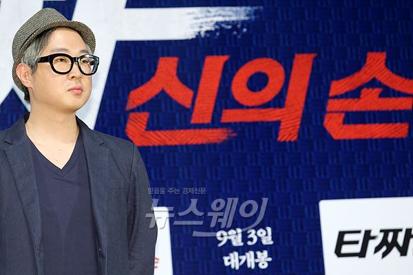 타짜2 강형철 감독이 25일 오후 서울 광진구 롯데시네마 건대에서 열린 영화 ‘타짜2-신의 손’언론시사회에 참석해 포토타임을 갖고 있다. 사진=이수길기자 leo2004@newsway.co.kr