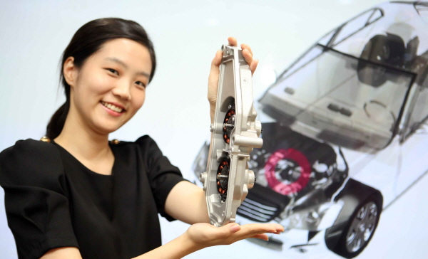 LG이노텍 직원이 세계 첫 희토류 프리 듀얼 클러치 변속장치용 모터를 선보이고 있다. 사진=LG이노텍 제공