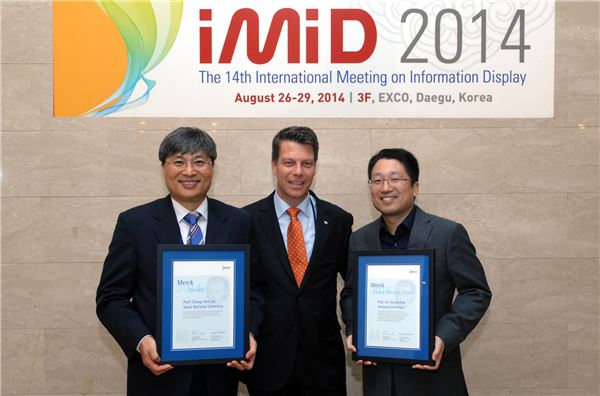 (왼쪽부터) 제11회 머크 어워드를 수상한 서울대학교 이창희 교수, 미하엘 그룬트 한국 머크 대표, 머크 젊은 과학자상을 수상한 한양대학교 박진성 교수. 사진 = 한국 머크 제공