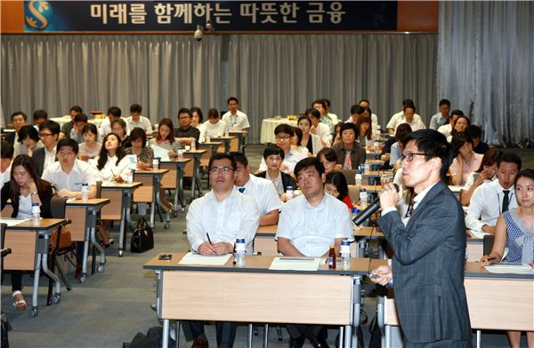 서울 중구 태평로 소재 신한은행 본점에서 열린 협력사 임직원 초청 금융세미나에서 협력사 임직원들이 신한은행 전문가로부터 강의를 듣고 있는 모습. 사진=신한은행 제공