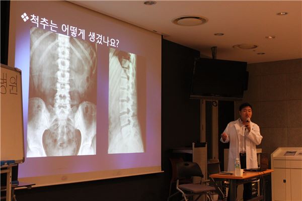 소동혁 원장이 척추에 대해 강의를 하고 있다.