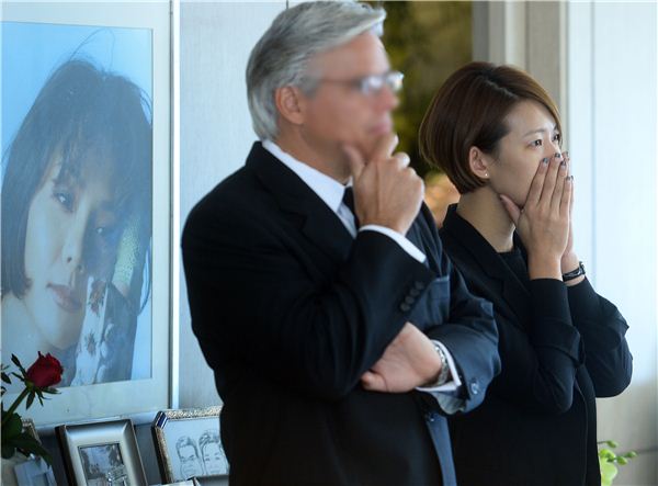 배우 故 김진아의 남편 케빈(왼쪽)과 올케 배우 정애연이 슬픔에 잠겨있다. 사진= 사진공동취재단