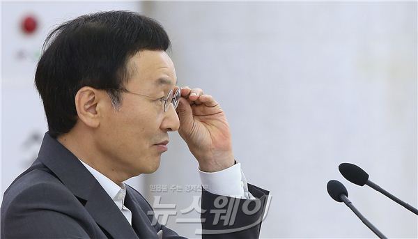 이건호 국민은행장은 1일 오후 서울 여의도 국민은행 본점에서 주 전산기 의사결정과정과 관련한 긴급 기자간담회를 열었다. 이 행장이 취재진 질문을 경청하면서 안경을 만지고 있다. 사진=김동민 기자 life@newsway.co.kr