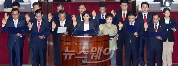 7·30 재보선에서 당선된 여야 의원들이 1일 오후 열린 국회 본회의에 앞서 의원 선서를 하고 있다. 사진=김동민 기자 life@newsway.co.kr