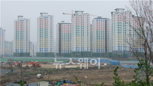 공사 중인 위례신도시 아파트 분양 현장. 사진=서승범 기자 seo6100@