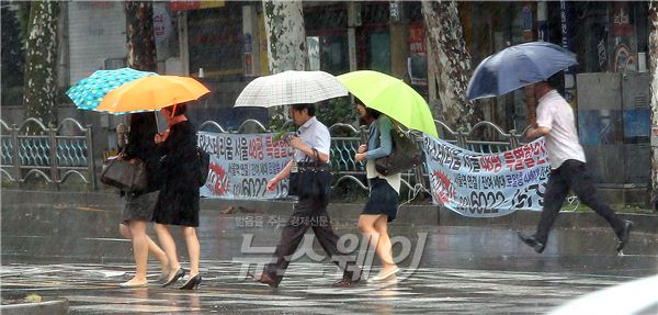 3일 오전 서울 마포구 공덕오거리 주변 신호등에서 시민들이 우산을 착용해 걸어가고 있다. 사진=김동민 기자 life@newsway.co.kr<br />
<br />
.