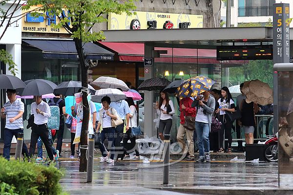 3일 오전 서울 영등포구 여의도역을 나온 시민들이 우산을 착용하고 바쁜 출근길을 이어가고 있다. 사진=이수길 기자 leo2004@newsway.co.kr