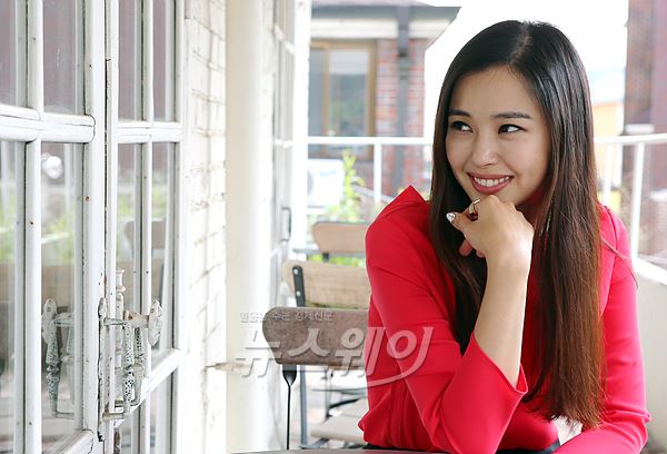 3일 개봉하는 영화 ‘타짜2-신의 손’에서 ‘우사장’ 역을 맡은 배우 이하늬가 지난 28일 오후 서울 삼청동의 한 카페에서 뉴스웨이 인터뷰에 앞서 포즈를 취하고 있다. 사진=이수길 기자 leo2004@newsway.co.kr