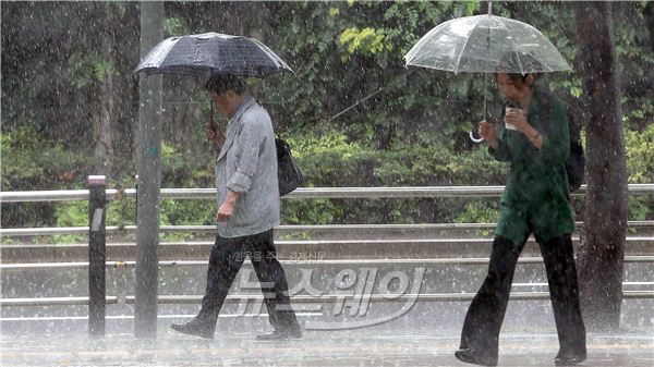 전국 대부분 지역에서 비가 오는 가운데 3일 오후 서울 자양동 거리를 지나는 시민들이 우산을 착용해 걸어가고 있다. 사진=김동민 기자 life@newsway.co.kr