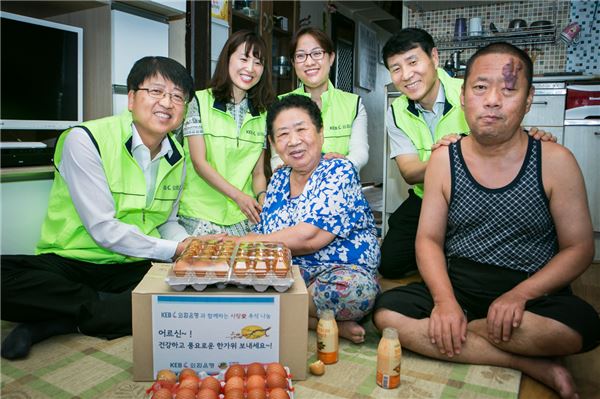 지난 2일 외환은행은 민속최대명절인 한가위를 맞아 노원구민회관에서 보건복지부 산하 빈곤층 식료품 무상 제공 단체인 푸드뱅크 앞 계란 구입을 위한 기부금 전달 및 지역 소재 빈곤층 독거어르신을 방문·위로하는 ‘한가위 사랑나눔 행사’를 펼쳤다. 오해혁 외환은행 금융소비자보호센터장(사진 왼쪽)이 직원들과 함께 노원구 소재 빈곤층 독거어르신을 방문해 담소 및 위로의 시간을 갖고 있다. 사진=외환은행 제공