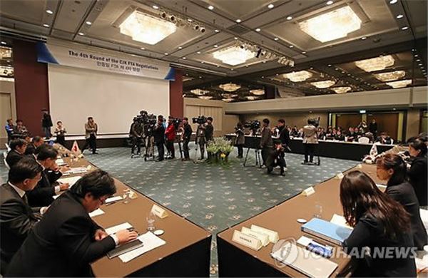 한국, 중국, 일본이 FTA 협상을 진행하는 모습 사진=연합뉴스 제공