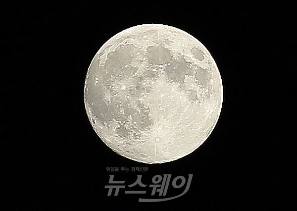추석 당일인 8일 밤 보름달. 사진=이수길기자 leo2004@newsway.co.kr