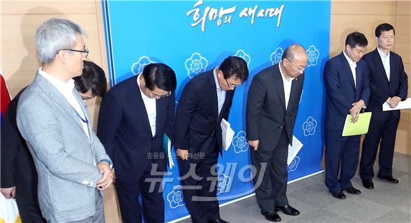 ‘범(凡)정부 담뱃값 인상안을 포함한 금연 종합대책발표’가 11일 오후 정부서울청사 합동 브리핑룸에서 열렸다. 문형표 보건복지부 장관(오른쪽에서 세 번째)과 관계자들이 담뱃값 2000원 인상안에 대해서 발표를 마치고 인사를 하고 있다. 사진=김동민 기자 life@newsway.co.kr