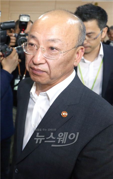 ‘범(凡)정부 담뱃값 인상안을 포함한 금연 종합대책발표’가 11일 오후 정부서울청사 합동 브리핑룸에서 열렸다. 문형표 보건복지부 장관이 담뱃값 2000원 인상안에 대해서 발표를 마친후 현장을 나서고 있다. 사진=김동민 기자 life@newsway.co.kr