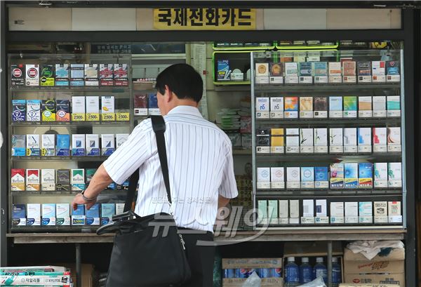 서울 중구 을지로입구역 부근 담배 가판대에서 한시민이 담배를 구매하고 있는 모습. 사진=이수길 기자 leo2004@