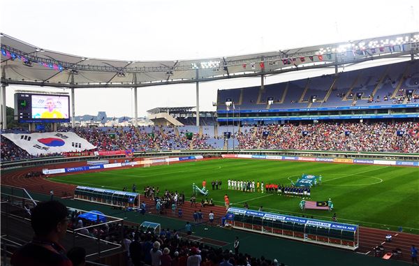 17일 오후 인천 문학경기장에서 제17회 인천아시아경기대회 남자 축구 A조 조별예선 대한민국과 말레이시아의 경기가 열렸다. 사진=정백현 기자 andrew.j@